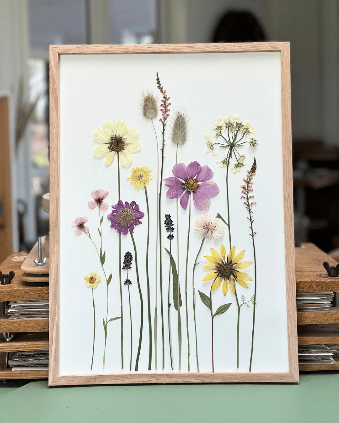 Indrammet blomsterplakat med pressede blomster